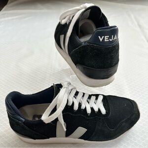 Veja Women’s 7 /EU 38 Black & White Sneakers, Just Cleaned!